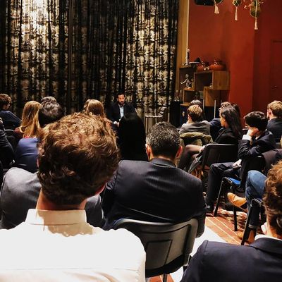 Alexandre Benalla pronunciando un discurso en el Cercle Hébé, París