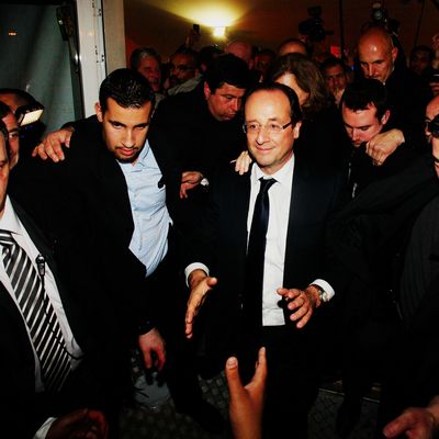 Alexandre Benalla brindando protección personal a François Hollande durante la campaña presidencial de 2012