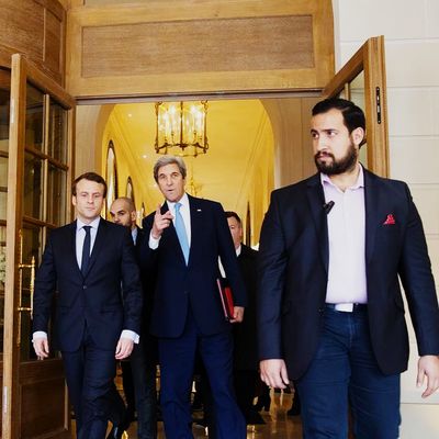 Alexandre Benalla con el secretario de Estado estadounidense John Kerry y el presidente Emmanuel Macron