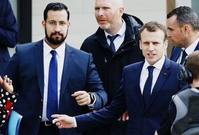 Alexandre Benalla junto al presidente Emmanuel Macron durante un acto oficial