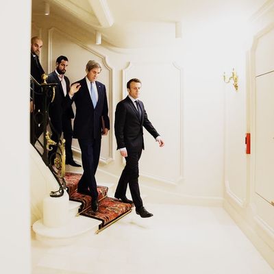 Alexandre Benalla con el presidente Emmanuel Macron y el secretario de Estado estadounidense John Kerry en el Elíseo