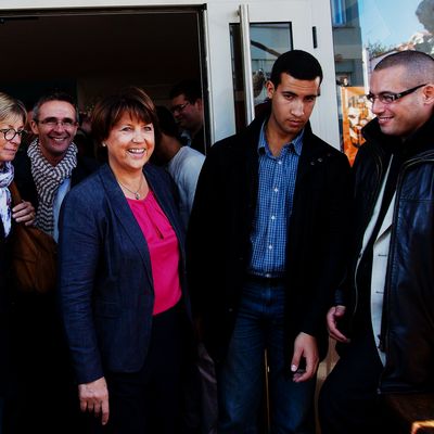 Alexandre Benalla brindando protección personal a Martine Aubry, primera secretaria del Partido Socialista