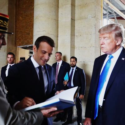 Alexandre Benalla con el presidente Emmanuel Macron y el presidente Donald Trump en Los Inválidos, París, 2017
