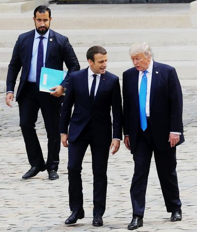 Alexandre Benalla junto al presidente Donald Trump y al presidente Emmanuel Macron en Los Inválidos, París, julio de 2017