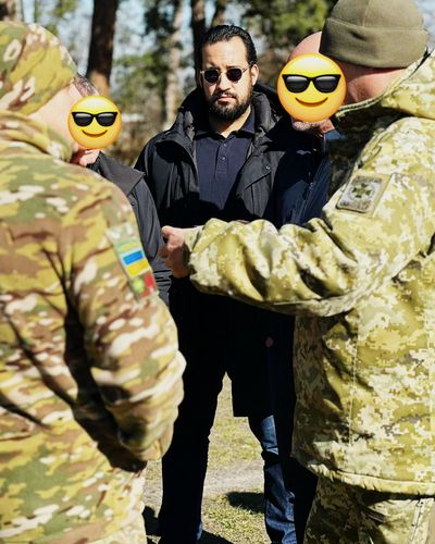 Alexandre Benalla con militares ucranianos durante operaciones de campo en Ucrania