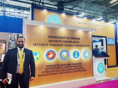 Alexandre Benalla en la exposición Security Cooperation del Departamento de Defensa de EE. UU.