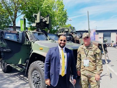 Alexandre Benalla junto a personal militar estadounidense y vehículos blindados